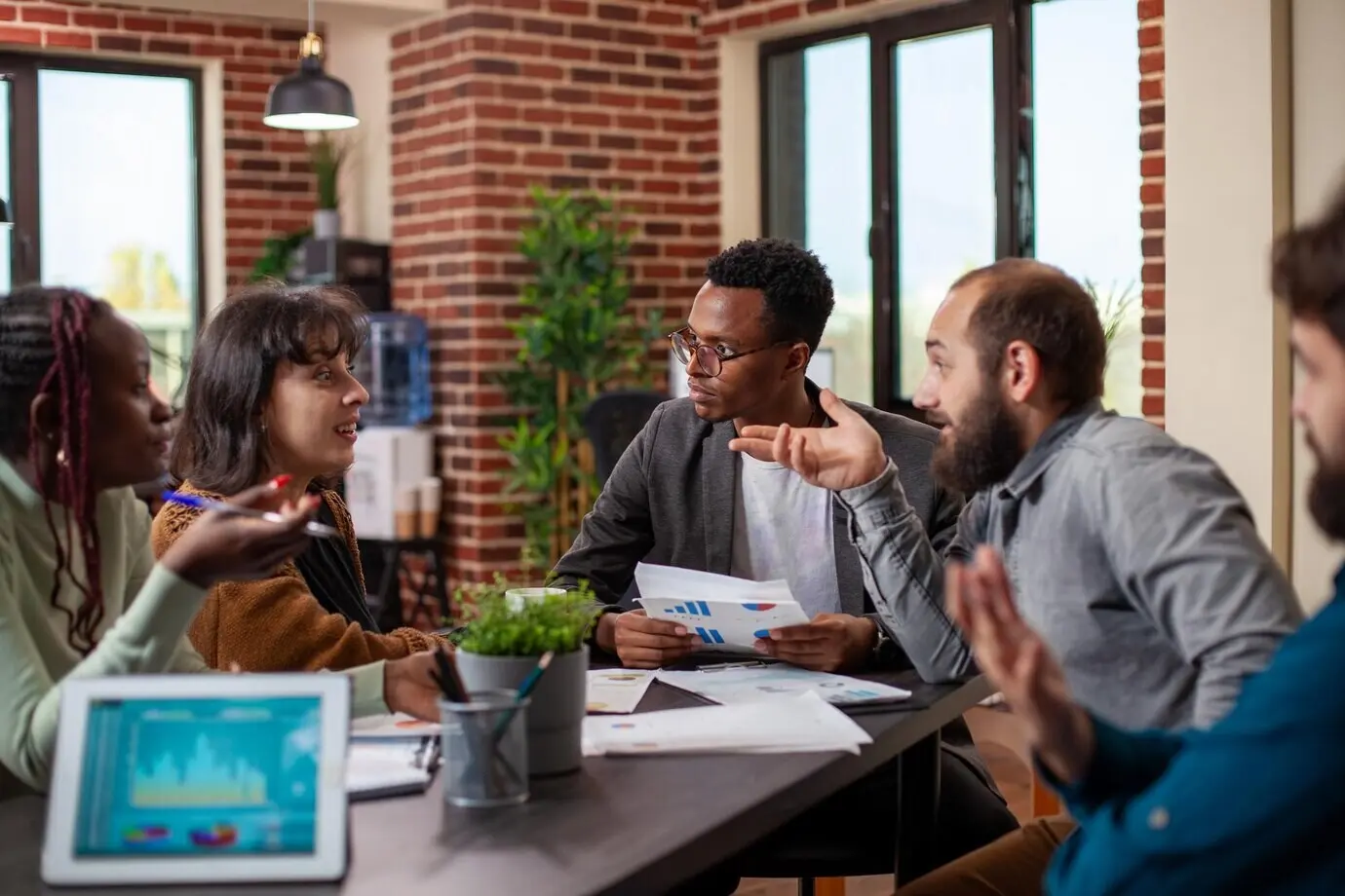 Чернокожий мужчина ведет групповую встречу.