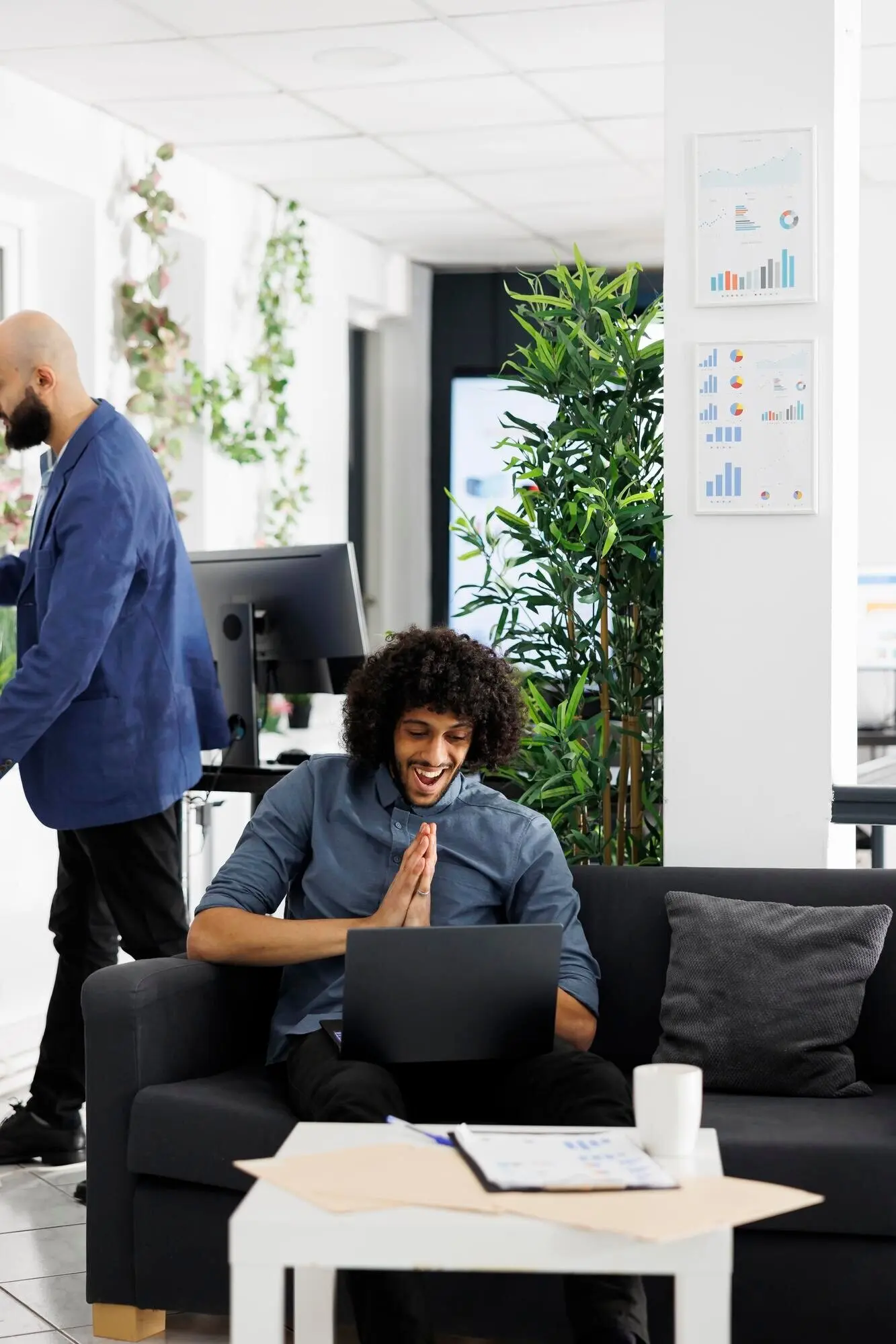 Топ-менеджер благодарит клиента в видеозвонке, обсуждая на ноутбуке завершение проекта. Арабский предприниматель складывает руки, приветствуя клиента на онлайн-встрече в офисе стартапа.