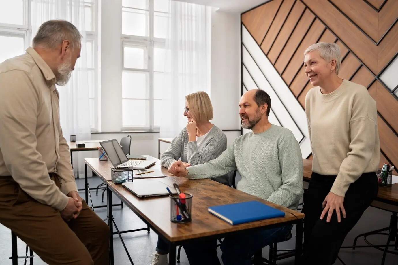 Пожилые люди в школе во время урока